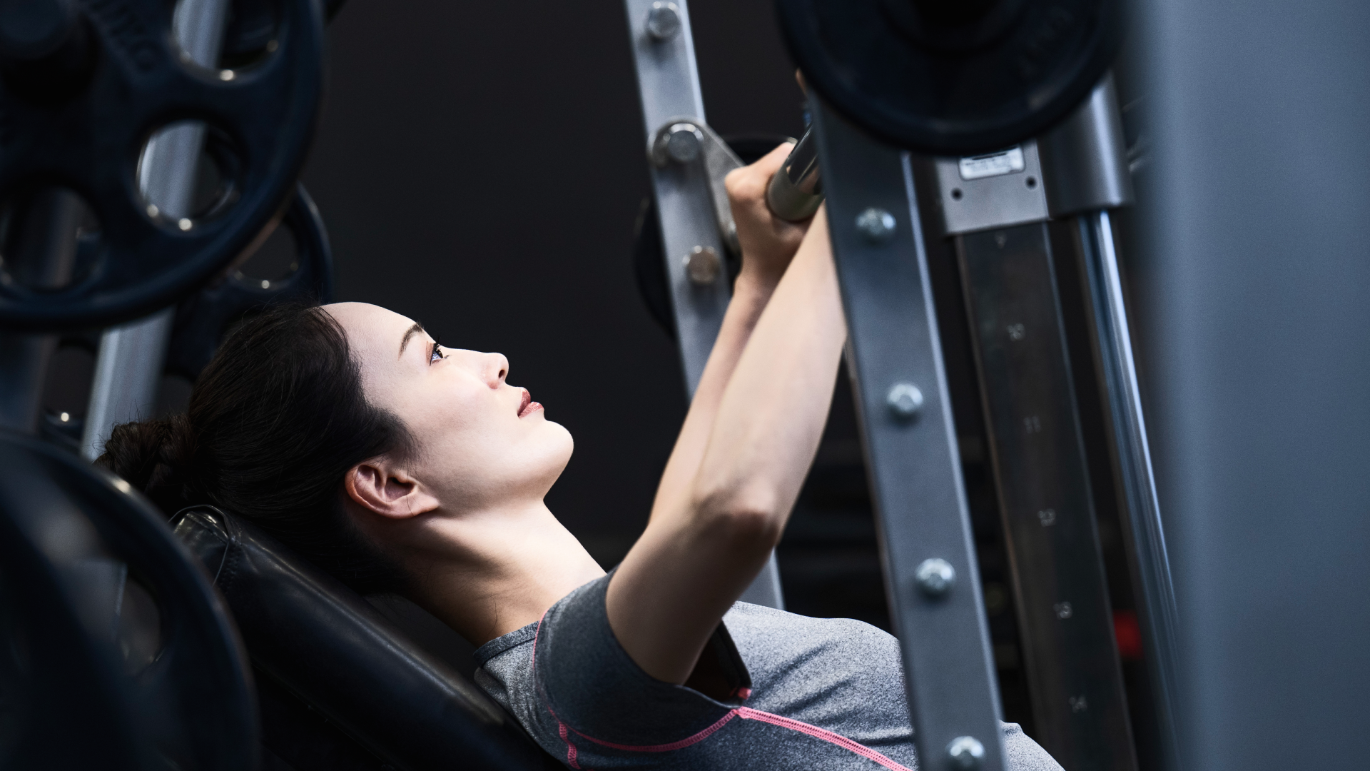 トレーニングマシンで運動する女性のイメージ
